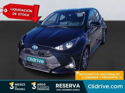 Usado Toyota Yaris Hybrid Active 116 CV (85 kW) 2022 Negro Utilitario
