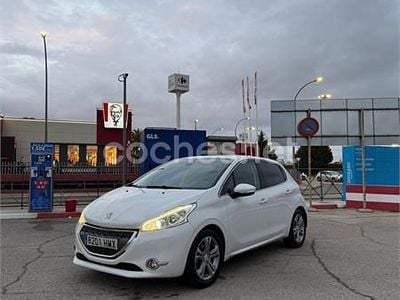 Blanco Usado 2012 Peugeot 208 Allure Utilitario | 5500 € (Buen precio)