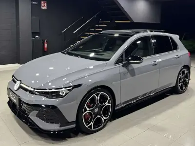 Usado VW Golf VIII GTI 300 CV (220 kW) 2025 Gris Utilitario
