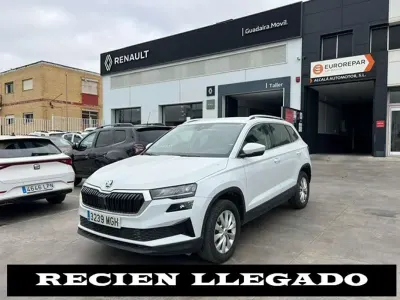 Usado Skoda Karoq Ambition 150 CV (110 kW) 2023 Blanco SUV