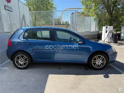 Usado VW Golf V Highline 105 CV (77 kW) 2007 Azul Berlina