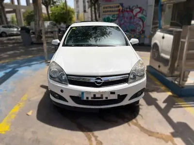Usado Opel Astra GTC 110 CV (80 kW) 2010 Blanco Utilitario
