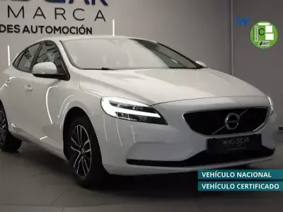 Begagnad Volvo V40 Momentum 120 HK (88 kW) 2019 Vit Sedan