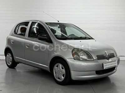 Gris / plata Usado 2000 Toyota Yaris Luna Berlina | 3500 €
