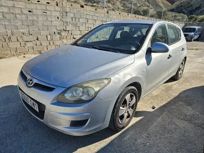 Usado Hyundai i30 Comfort 115 CV (84 kW) 2010 Gris / plata Familiar