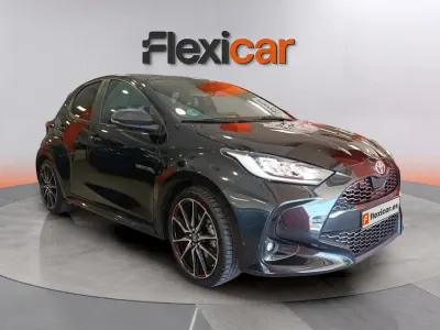 Usado Toyota Yaris Hybrid Sport 116 CV (85 kW) 2022 Negro Berlina