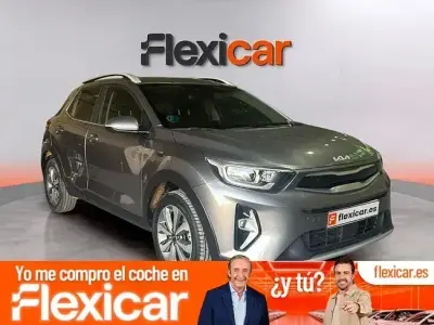 Usado Kia Stonic 100 CV (73 kW) 2024 Gris SUV