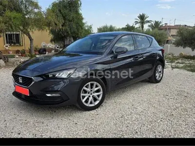 Usado Seat Leon Style 130 CV (95 kW) 2020 Negro Berlina