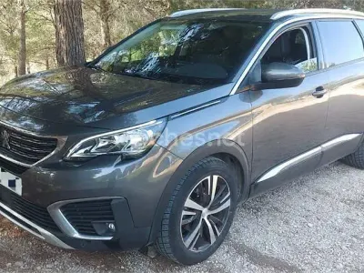 Usado Peugeot 5008 Style 130 CV (95 kW) 2017 Marrón Monovolumen