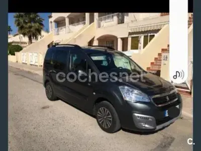 Usado Peugeot Partner Tepee Access 100 CV (73 kW) 2017 Gris / plata Monovolumen