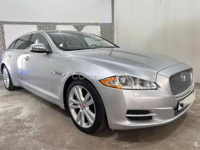Usado Jaguar XJ Portfolio 340 CV (250 kW) 2015 Gris / plata Berlina
