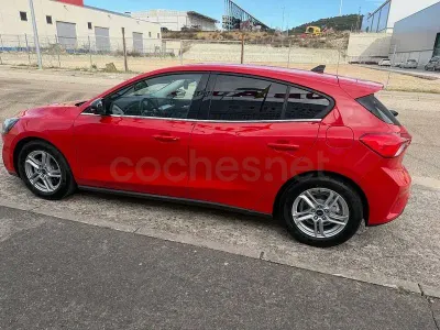 Usado Ford Focus Trend 125 CV (91 kW) 2021 Rojo Berlina