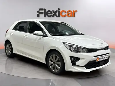 Usado Kia Rio 101 CV (74 kW) 2023 Blanco Berlina