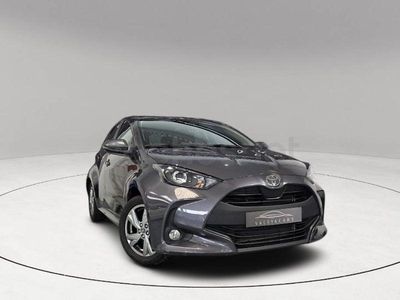 Usado Toyota Yaris Hybrid Active 116 CV (85 kW) 2024 Gris / plata Berlina