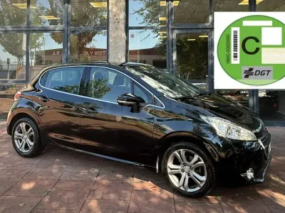 Usado Peugeot 208 Allure 82 CV (60 kW) 2014 Negro Utilitario