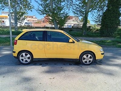 Begagnad Seat Ibiza Sport 110 HK (80 kW) 2000 Gul Halvkombi