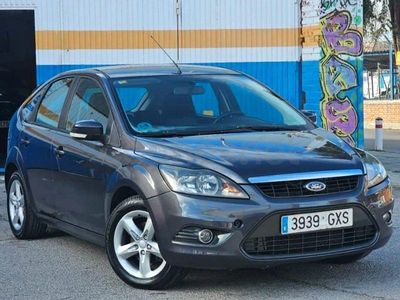 Usado Ford Focus Trend 125 CV (91 kW) 2010 Gris / plata Berlina
