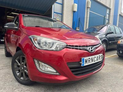 Usado Hyundai i20 85 CV (62 kW) 2013 Granate Berlina
