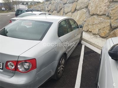Usado VW Jetta Advance 105 CV (77 kW) 2006 Gris / plata Berlina