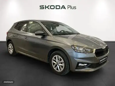 Usado Skoda Fabia Selection 95 CV (69 kW) 2025 Gris Utilitario