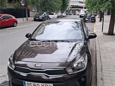 Usado Kia Rio 84 CV (61 kW) 2017 Marrón Berlina