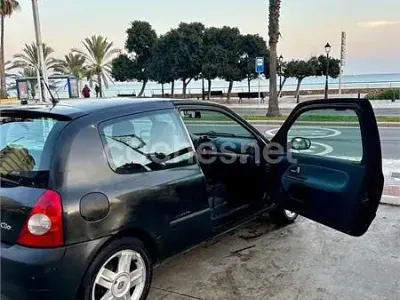 Begagnad Renault Clio II Authentique 75 HK (55 kW) 2005 Svart Sedan