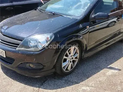 Usado Opel Astra GTC Sport 120 CV (88 kW) 2006 Negro Berlina