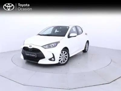 Usado Toyota Yaris Hybrid Active 116 CV (85 kW) 2023 Blanco Berlina