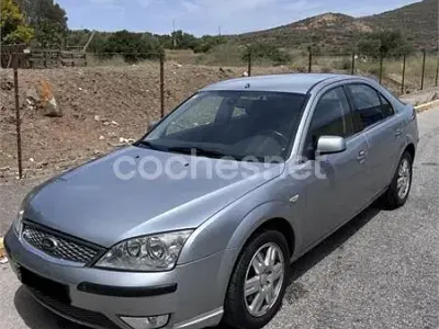 Usado Ford Mondeo Ghia 130 CV (95 kW) 2005 Gris / plata Familiar