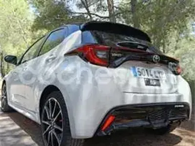 Usado Toyota Yaris Hybrid Edition 116 CV (85 kW) 2022 Gris / plata Berlina