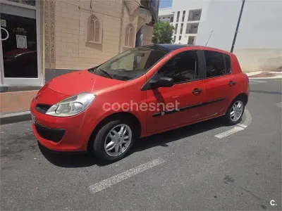 Usado Renault Clio II Dynamique 100 CV (73 kW) 2006 Rojo Berlina