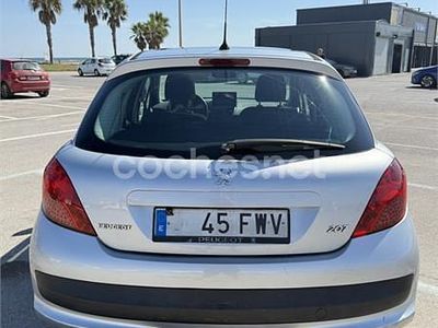 Usado Peugeot 207 Premium 90 CV (66 kW) 2007 Gris / plata Berlina