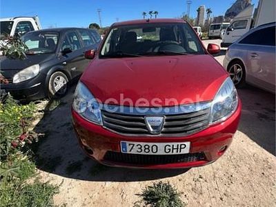 Usado Dacia Sandero Ambiance 90 CV (66 kW) 2008 Rojo Utilitario