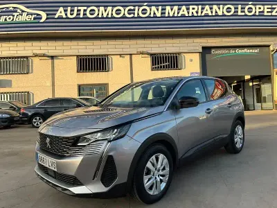 Usado Peugeot 3008 Active 130 CV (95 kW) 2022 Gris / plata SUV