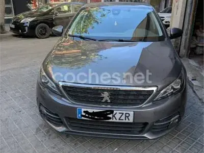 Usado Peugeot 308 Access 110 CV (80 kW) 2019 Gris / plata Berlina