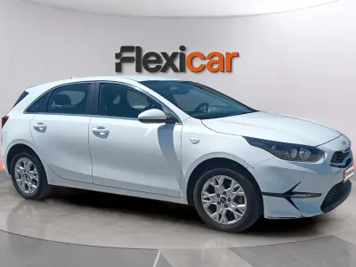 Usado Kia Ceed 136 CV (100 kW) 2023 Blanco Utilitario