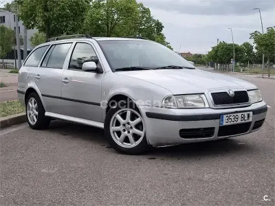 Usado Skoda Octavia Elegance 110 CV (80 kW) 2001 Gris / plata Familiar