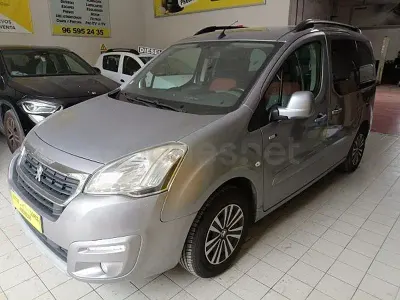 Usado Peugeot Partner Tepee Style 100 CV (73 kW) 2016 Gris / plata Monovolumen