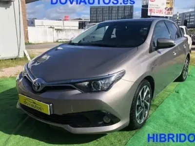 Używany Toyota Auris Hybrid Design 136 KM (100 kW) 2016