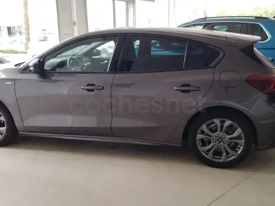 Usado Ford Focus ST-Line 125 CV (91 kW) 2023 Gris / plata Berlina