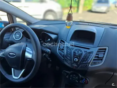 Usado Ford Fiesta Trend 82 CV (60 kW) 2015 Azul Utilitario