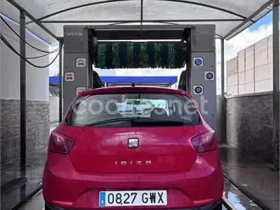 Usado Seat Ibiza Reference 80 CV (58 kW) 2010 Rojo Berlina