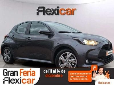 Gris Usado 2024 Toyota Yaris Hybrid Active Utilitario | 19.490 € (Buen precio)