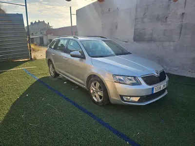 Usado Skoda Octavia Ambition 110 CV (80 kW) 2016 Gris / plata Familiar