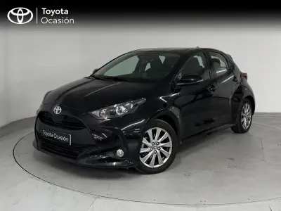 Usado Toyota Yaris Hybrid Active 116 CV (85 kW) 2022 Negro Berlina