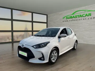 Usado Toyota Yaris Hybrid Business Edition 116 CV (85 kW) 2022 Blanco Berlina