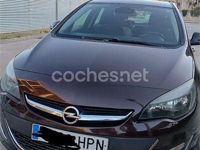 Marrón Usado 2013 Opel Astra Excellence Berlina | 7500 € (Un poco caro)