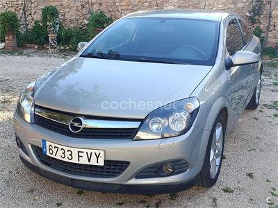 Usado Opel Astra GTC Sport 105 CV (77 kW) 2007 Gris / plata Berlina