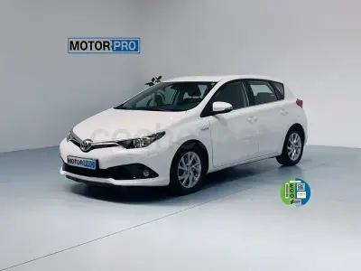 Usado Toyota Auris Hybrid Active 136 CV (100 kW) 2016 Blanco Berlina