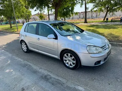 Usado VW Golf IV Highline 115 CV (84 kW) 2005 Gris / plata Berlina